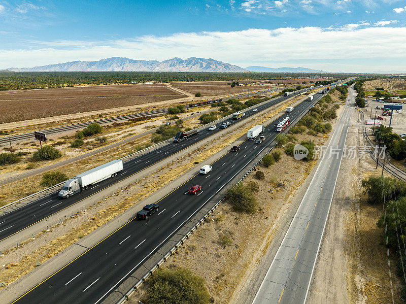 行驶在亚利桑那州I-10公路上的卡车、汽车和其他车辆
