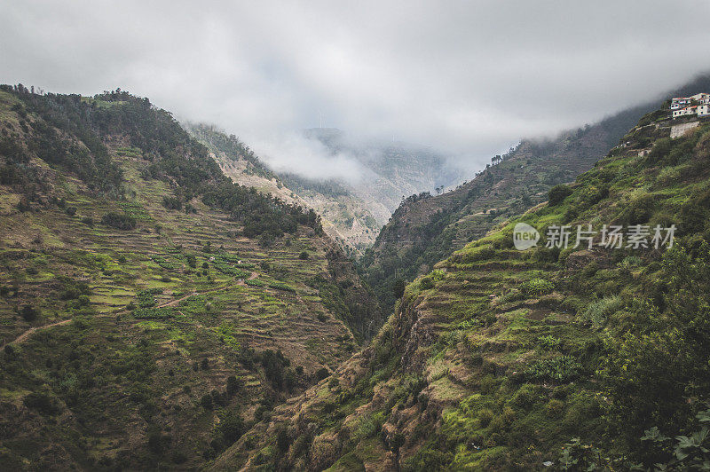 陡峭的悬崖和梯田景观