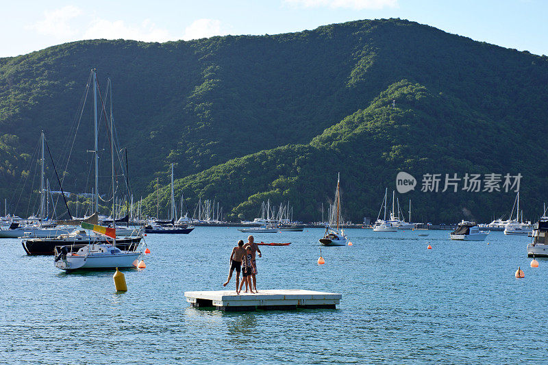 海上浮动码头上的一家人