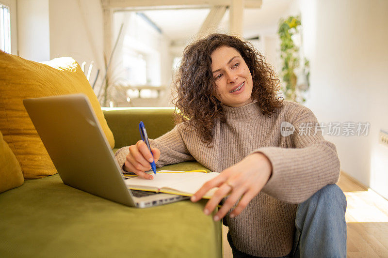 企业家正在经营她的网上业务