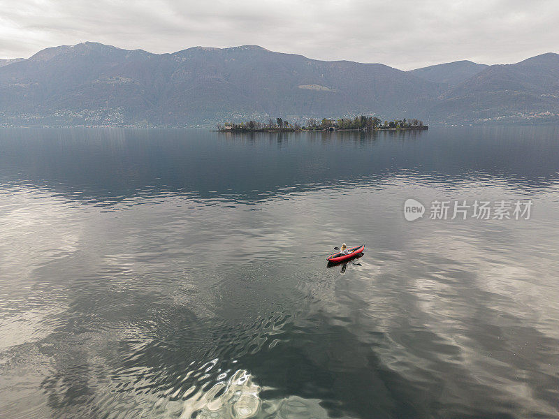 坐着红色独木舟的女人，俯瞰湖景