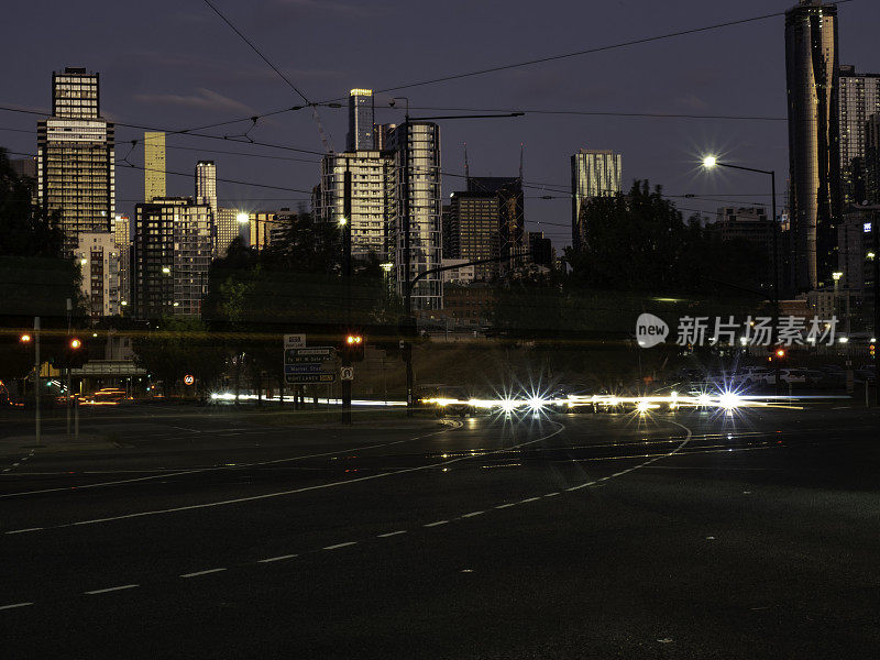 夜晚城市街道十字路口