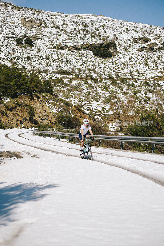 骑车人到达雪山公路的顶峰