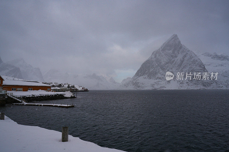 从挪威罗弗敦的一个小岛萨克罗索伊(Sakrosoy)看冬天的Vorfjorden。