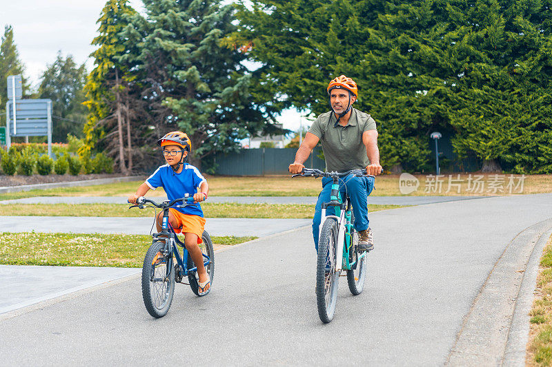 爸爸和儿子骑自行车旅行。