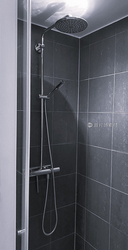 现代设计的步入式淋浴