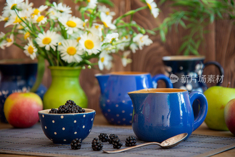 蓝陶瓷装饰的黑莓碗