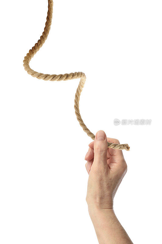 在白色背景下，一只手试图抓住绳子的单独镜头