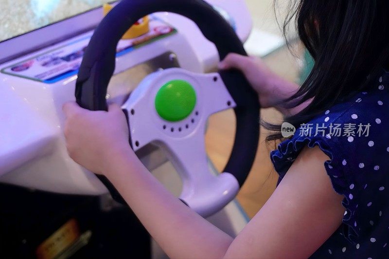 选择性图像的孩子玩赛车游戏模拟器。