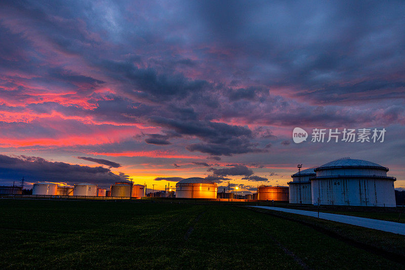 夜间燃料储罐场的鸟瞰图。炼油厂