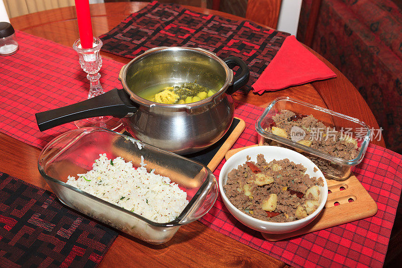 一顿印度餐正在准备中——酸奶饭、土豆碎牛肉和汤