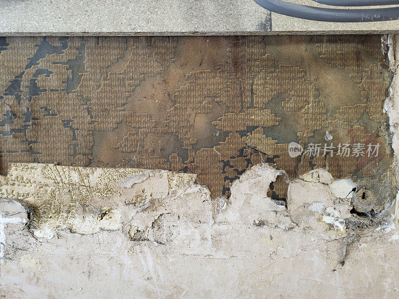 被石膏和电气装置覆盖的旧墙纸
