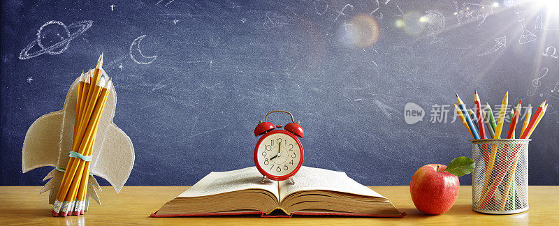 回到学校-闹钟上的书与火箭和彩色铅笔与黑板