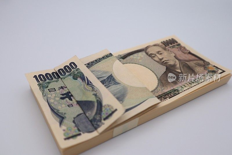 折叠起来的1000日元纸币和10000日元纸币