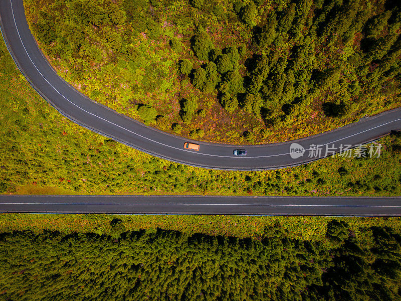 航拍图像在圣米格尔岛，亚速尔群岛，葡萄牙的山中间的道路上