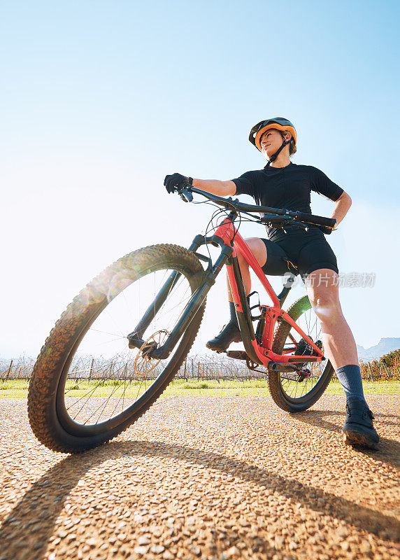 自行车休息，骑车和女子骑自行车从下面的运动比赛在砾石路上。健身，运动和运动员在大自然或乡村进行运动训练，以进行有氧休息和健康锻炼