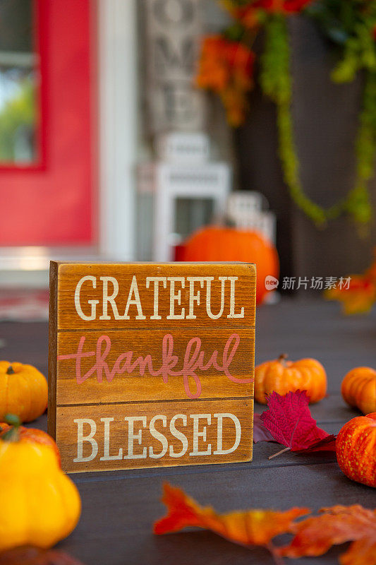 感恩、感恩、祝福的木牌