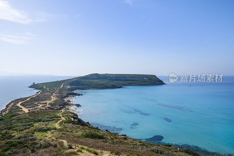 意大利撒丁岛西部西尼斯半岛的绿松石海水