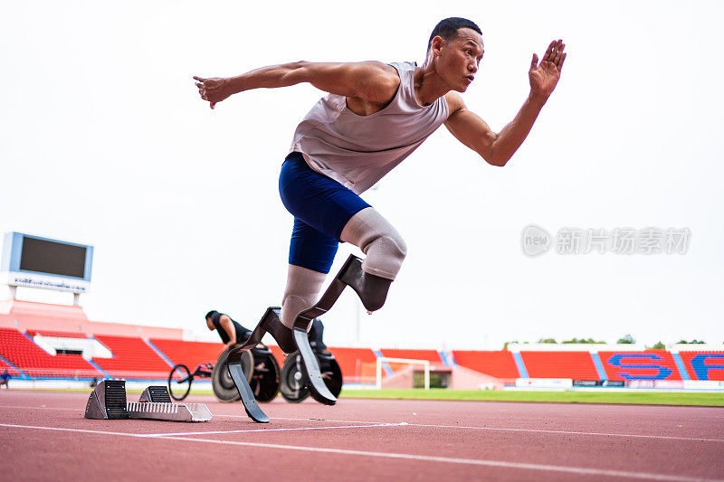 亚洲残障运动员戴着义肢在体育场奔跑。有吸引力的截肢男性跑步者练习和练习训练，为残奥会比赛而不顾身体限制。