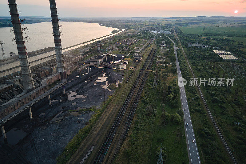 燃煤电厂高管黑烟囱污染大气鸟瞰图。利用化石燃料概念发电