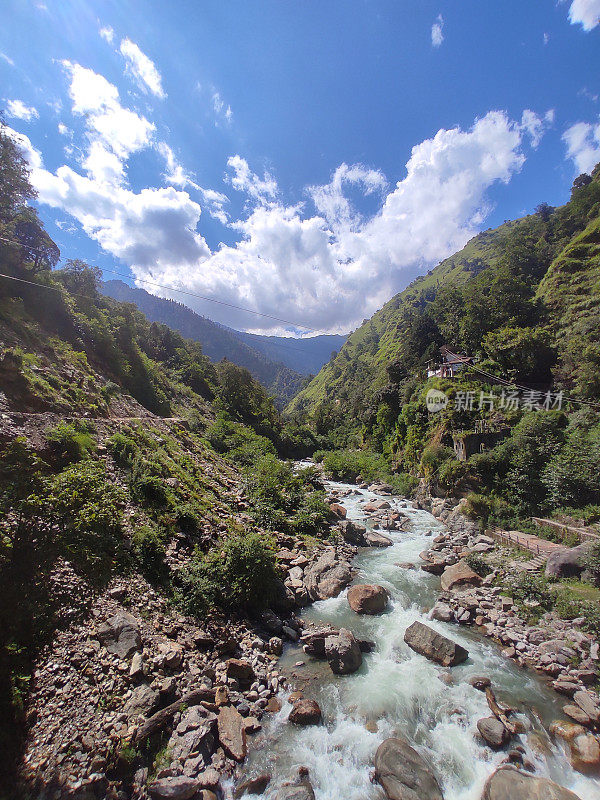 季风期间，喜马拉雅冰川河谷的美丽自然风光穿过喜马拉雅山脉郁郁葱葱的绿色森林