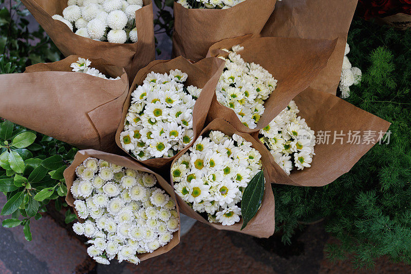 在意大利博洛尼亚的市场摊位上，一束束美丽的白花