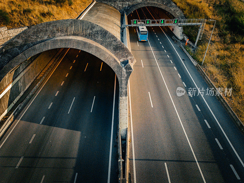 葡萄牙高速公路上通过隧道的循环交通航拍图像
