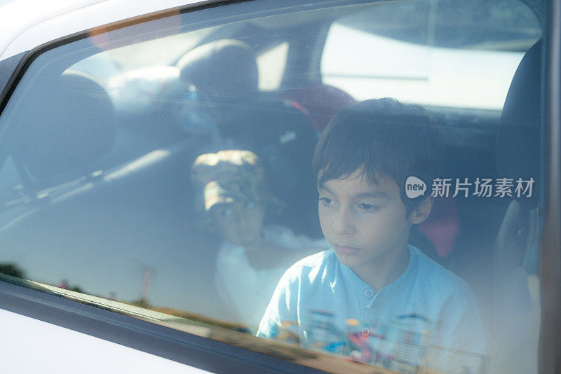 孩子从车窗看外面操场的照片