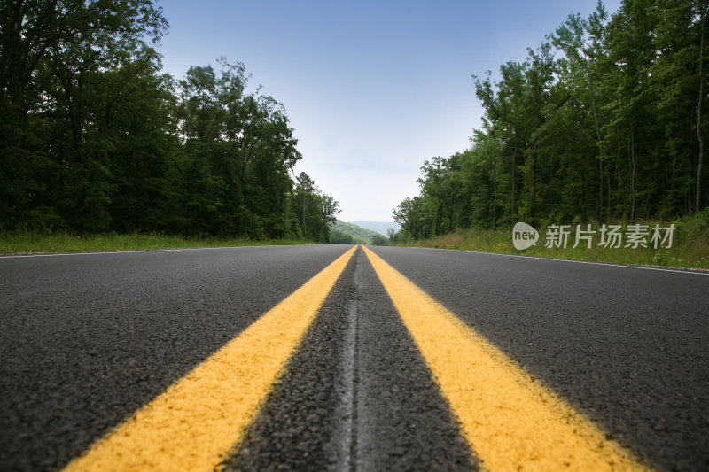 道路透视从低角度与黑暗美丽的构成