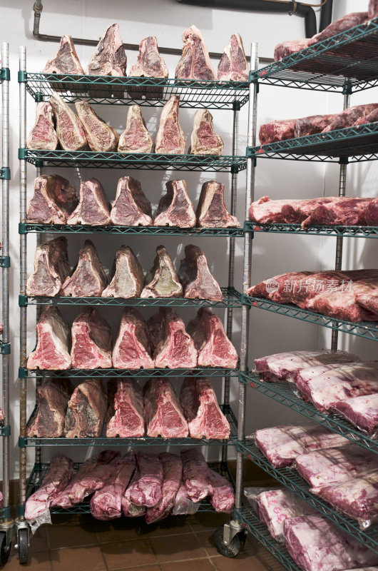 干燥的陈年牛肉在储存冷却器