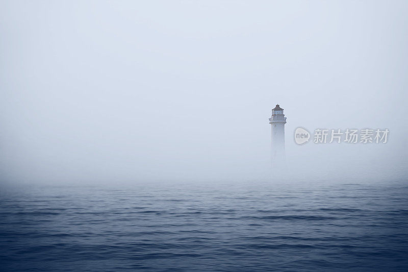 雾海中的灯塔