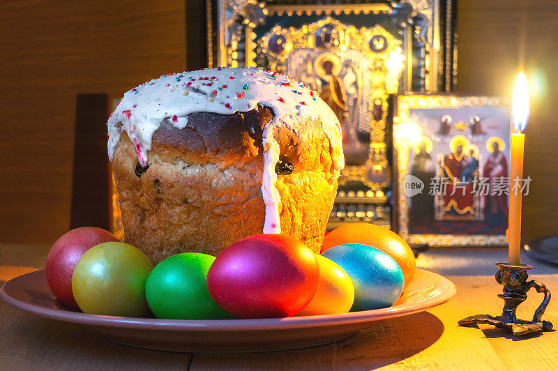带有彩蛋的复活节蛋糕。