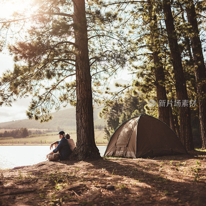 一对成熟的夫妇在树林里露营