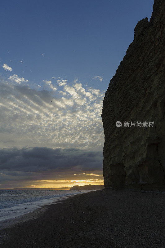 英国多塞特海滩上美丽的日落