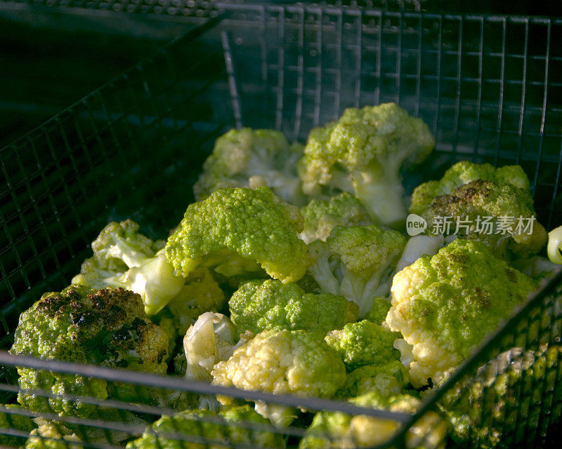 西兰花和花椰菜，在烧烤架上烹饪烤蔬菜