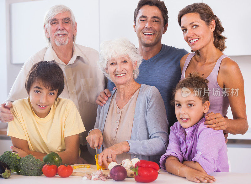 一家人笑着和奶奶一起切辣椒