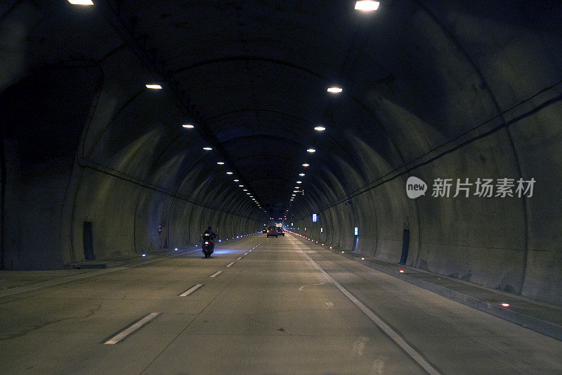 汽车和自行车在隧道中移动