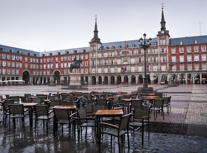 马德里市长广场，西班牙雨天