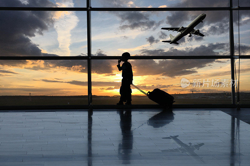 机场航站楼出发旅客剪影飞机航班