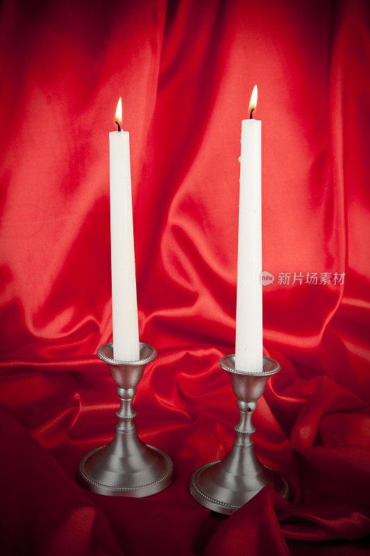 白色蜡烛与红色缎子