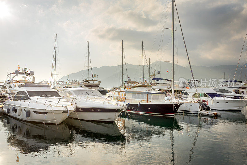 美丽的白色现代游艇在黑山海港