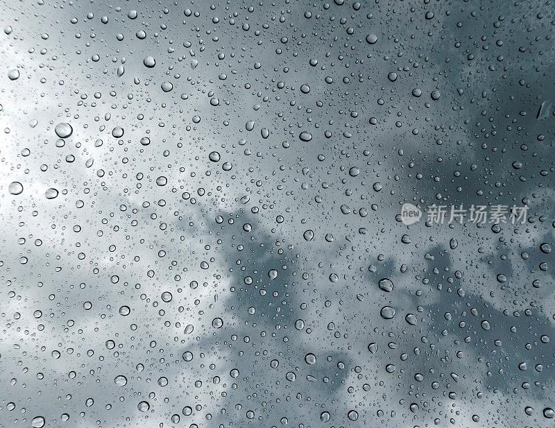 雨滴落在玻璃上