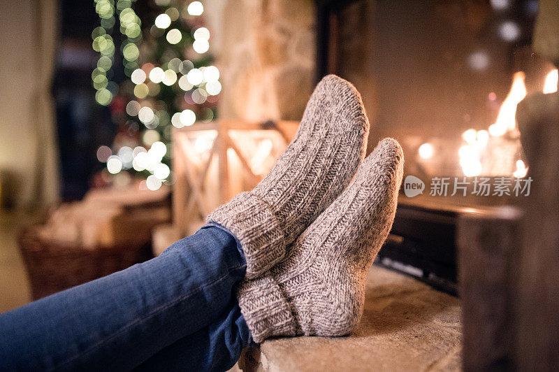 圣诞节壁炉旁，一个穿着袜子的陌生女人的脚