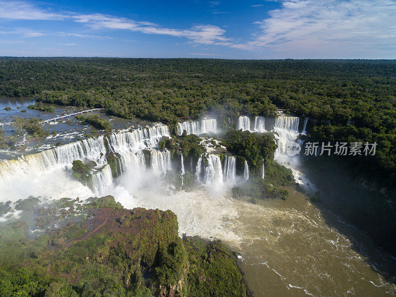 伊瓜苏瀑布鸟瞰图位于巴西和阿根廷边境之间