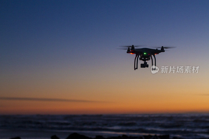 黎明时分，一架无人机飞过海洋