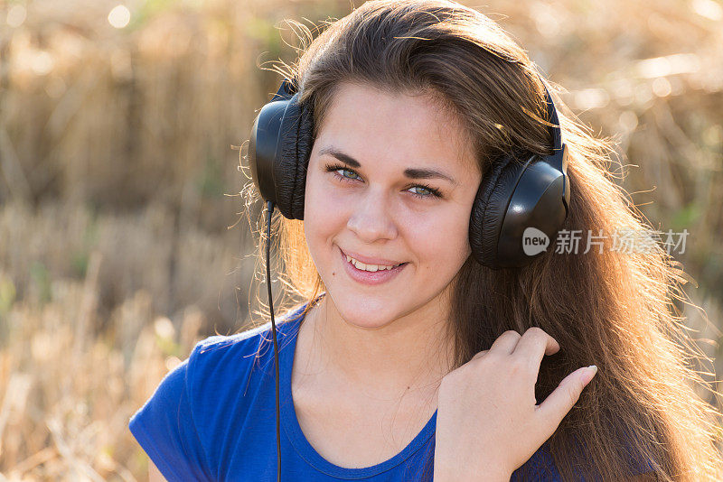 女孩在野外听音乐