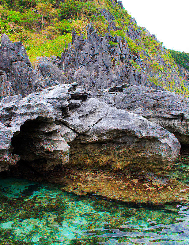 岩石和大海。在一个热带岛屿上。