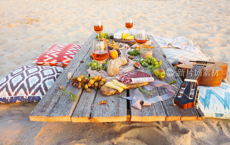 俯视图海滩野餐桌