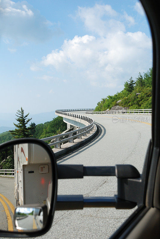 在山里拖一辆房车