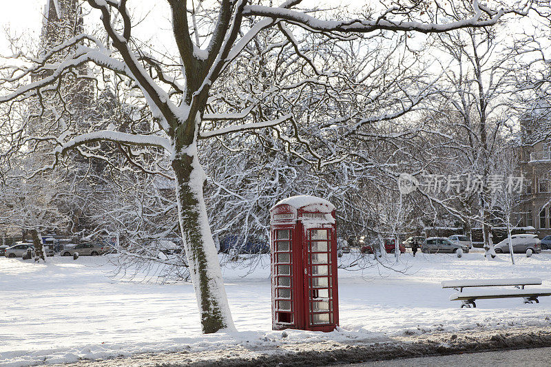 英国电话亭冬天下雪